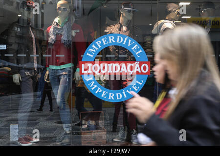 Sao Paulo, Brasilien. 14. Sep, 2015. Die Menschen gehen vor einem Geschäft in der Innenstadt von Sao Paulo, Brasilien, am 14. September 2015. Laut Lokalpresse wird nach der Norm & Poors Agentur reduzierte letzter Woche die Gefahr von Brasilien zu 'BB' Ebene, einer Umfrage, die von der brasilianischen Zentralbank veröffentlicht Note darauf hingewiesen, dass die Prognose der Analists des Finanzmarktes wies darauf hin, dass die brasilianische Wirtschaft während 2015 und 2016 ein 2,55 Prozent schrumpfen wird mit einem Rückgang von 0,60 Prozent schließen. © Rahel Patras/Xinhua/Alamy Live-Nachrichten Stockfoto