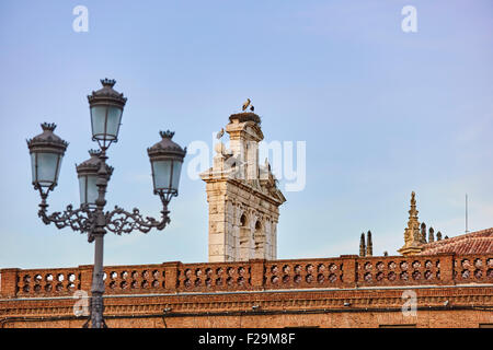 Colegio Mayor de San Ildefonso Glockenturm. Gemeinschaft von Madrid, Spanien. Stockfoto