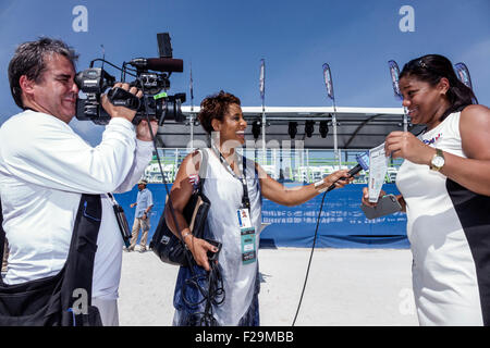 Miami Beach Florida, Eid of Citizenship Ceremony, Einwanderer, Einbürgerung, Bürger, Vereidigung, neue Bürger, Loyalität, Medien, Journalist, Reporter, Medien Stockfoto