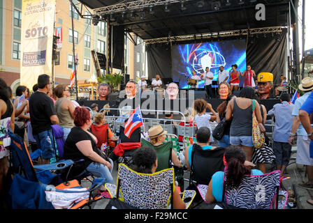 Musikgruppe "Buya" spielen bei der Fiesta Boricua im Stadtteil Humboldt Park in Chicago, Illinois. Stockfoto