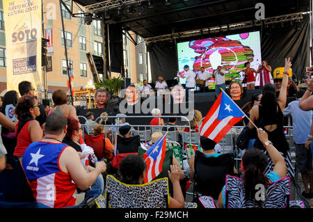 Musikgruppe "Buya" spielen bei der Fiesta Boricua im Stadtteil Humboldt Park in Chicago, Illinois. Stockfoto