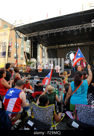 Musikgruppe "Buya" spielen bei der Fiesta Boricua im Stadtteil Humboldt Park in Chicago, Illinois. Stockfoto