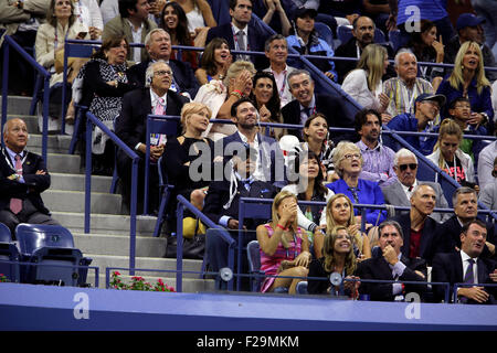 New York, USA. 13. September 2015. Hugh Jackman, im blauen Anzug in Bildmitte, bei den US Open Herren-Finale zwischen Novak Djokovic und Roger Federer am 13. September 2015. Bildnachweis: Adam Stoltman/Alamy Live-Nachrichten Stockfoto