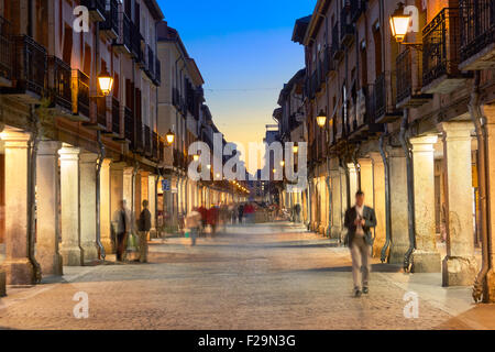 Calle Mayor (Main Street). Alcala De Henares, Gemeinschaft von Madrid, Spanien. Stockfoto