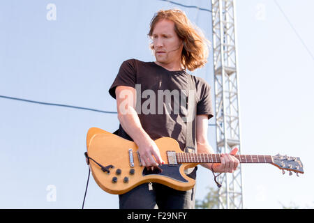 Chicago, Illinois, USA. 12. Sep, 2015. Gitarrist DENVER DALLEY Desaparecidos tritt beim Riot Fest im Douglas Park in Chicago, Illinois © Daniel DeSlover/ZUMA Draht/Alamy Live News Stockfoto