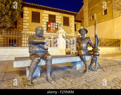 Don Quijote und Sancho Panza Skulptur am Eingang zum Cervantes Birthplace Museum, Alcalá De Henares. Calle Calle Mayor, Al Stockfoto