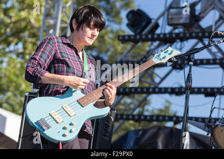 Chicago, Illinois, USA. 12. Sep, 2015. Bassist DEBBIE GOOGE The Thurston Moore Band tritt beim Riot Fest im Douglas Park in Chicago, Illinois © Daniel DeSlover/ZUMA Draht/Alamy Live News Stockfoto