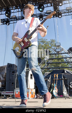 Chicago, Illinois, USA. 12. Sep, 2015. Musiker THURSTON MOORE von The Thurston Moore Band tritt beim Riot Fest im Douglas Park in Chicago, Illinois © Daniel DeSlover/ZUMA Draht/Alamy Live News Stockfoto