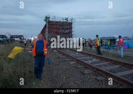 Roszke, Ungarn. 14. Sep, 2015. Ungarische Behörden Rollen ein Rasiermesser-wired Eisenbahn Güterwagen auf offener Strecke der letzte offene Punkt an der Grenze zu Serbien, in der Nähe von Roszke, Ungarn, am 14. September 2015 schließen. Ungarische Behörden rollte ein Rasiermesser-wired Railroad Wagen auf freier Strecke, der am Montag den letzten offene Punkt auf der Ungarn-Serbien-Grenze im Roszke gekennzeichnet. Bildnachweis: Attila Volgyi/Xinhua/Alamy Live-Nachrichten Stockfoto