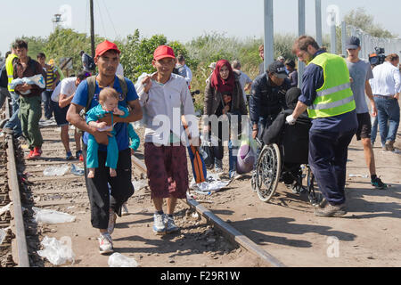 Roszke, Ungarn. 14. Sep, 2015. Die letzte Welle illegaler Einwanderer tritt Ungarn an der Grenze zu Serbien vor dem Schließen der letzte offene Punkt an der Grenze in der Nähe von Roszke, Ungarn, am 14. September 2015. Ungarische Behörden rollte ein Rasiermesser-wired Railroad Wagen auf freier Strecke, der am Montag den letzten offene Punkt auf der Ungarn-Serbien-Grenze im Roszke gekennzeichnet. Bildnachweis: Attila Volgyi/Xinhua/Alamy Live-Nachrichten Stockfoto
