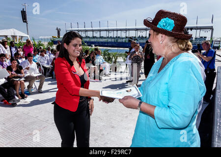 Miami Beach Florida, Eid der Staatsbürgerschaft Zeremonie, Einwanderer, Einbürgerung, Bürger, Vereidigung, neue Bürger, Loyalität, stadtkommissar, gratuliert Stockfoto