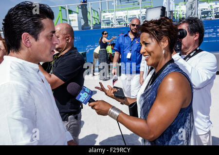 Miami Beach Florida, Eid of Citizenship Ceremony, Einwanderer, Einbürgerung, Bürger, Vereidigung, neue Bürger, Loyalität, Medien, Journalist, Reporter, Medien Stockfoto