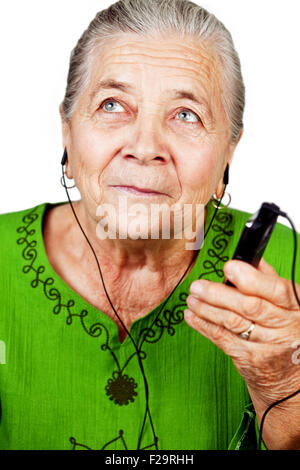 Senior-alte Musik am Handy hören Stockfoto