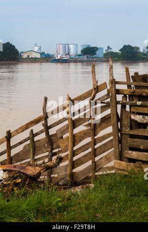 Lagertanks in einer Palmöl-Raffinerie im Vordergrund des Flusses Batanghari im Dorf Muara Jambi, Muaro Jambi, Jambi, Indonesien. Stockfoto