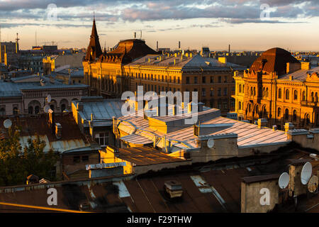 Ansicht von oben über den Dächern der alten Zentrum von St. Petersburg bei einem wunderschönen Sonnenuntergang. Stockfoto