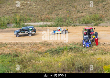 Dnepropetrovsk, Ukraine. 13. September 2015. Notfall-Team arbeitet in Buggy Runde während Ukrainisch Autocross Meisterschaft am 13. September 2015, Dnepropetrovsk, Ukraine Credit: Jurij Krawtschenko/Alamy Live News Stockfoto