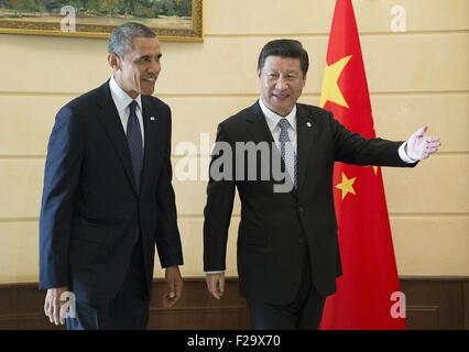 Peking, Russland. 6. September 2013. Chinese President Xi Jinping (R) trifft sich mit US-Präsident Barack Obama in St. Petersburg, Russland, 6. September 2013. Xi Jinping Gespräche mit Barack Obama an der Seitenlinie die achte Gruppe von 20-Gipfel. Noch in diesem Monat zahlt Xi seinen ersten Staatsbesuch in den USA seit seinem im Jahr 2013 Amtsantritt. Hier sind vier wichtige Treffen zwischen Xi und Obama seit 2013. © Ju Peng/Xinhua/Alamy Live-Nachrichten Stockfoto