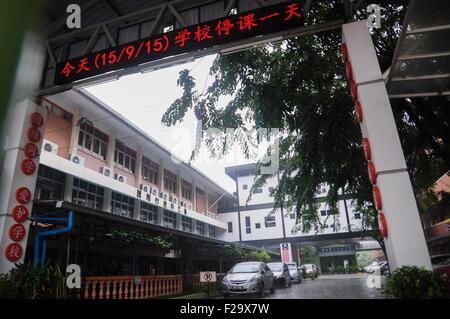 Cheras, Malaysia. 15. Sep, 2015. Ein Display am Tor einer Schule zeigt der Schule einen Tag schließen in Cheras Selangor, Malaysia, am 15. September 2015. Schulen in Malaysias Hauptstadt und mehrere Staaten haben gesagt, inmitten der sich verschlechternden Dunst aus dem benachbarten Indonesien am Dienstag geschlossen. © Chong Voon Chung/Xinhua/Alamy Live-Nachrichten Stockfoto