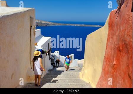 Menschen zu Fuß auf einem steilen Pfad nach dem Dorf Oia Santorini Griechenland Stockfoto