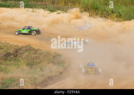 Dnepropetrovsk, Ukraine. 13. September 2015. Staubige Wende in einem Buggy Runde während Ukrainisch Autocross Meisterschaft am 13. September 2015, Dnepropetrovsk, Ukraine Credit: Jurij Krawtschenko/Alamy Live News Stockfoto