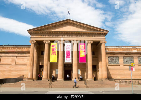 Außenkunstgalerie von New South Wales in Sydney, Australien, mit Bannern, die für den Kunstpreis Archibald, Wynne und Sir John Sulman werben Stockfoto