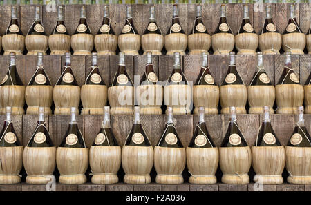 Frontansicht einer Reihe von Gläser für Wein, in einer Reihe auf drei Ebenen angeordnet. Stockfoto