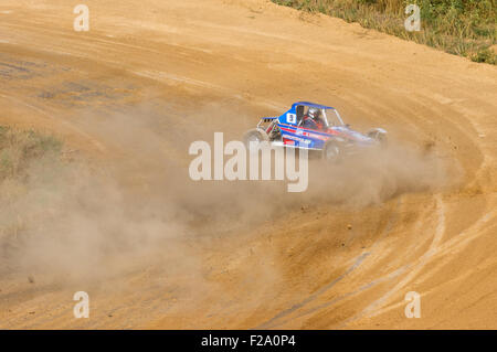 Dnepropetrovsk, Ukraine. 13. September 2015. Erfolglosen Zug in einem Buggy Runde während Ukrainisch Autocross Meisterschaft am 13. September 2015, Dnepropetrovsk, Ukraine Credit: Jurij Krawtschenko/Alamy Live News Stockfoto