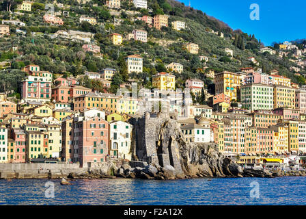 Farbige Häuser von Camogli aus dem Meer gesehen Stockfoto