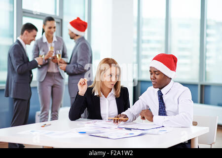 Heiligabend im Büro Stockfoto