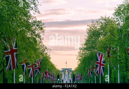 Linien der Union Jack-Flaggen hängen entlang der Mall, London Stockfoto