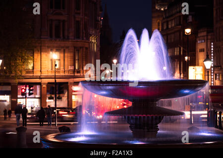 Ein Brunnen am Trafalgar Square in London, im Frühjahr genommen. Stockfoto