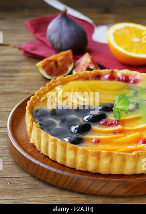 Obstkuchen mit verschiedenen Beeren (Trauben, Pfirsiche, Kiwi, Orange) Stockfoto