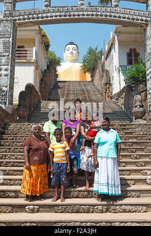 Frauen und Kinder auf der Treppe zum großen Buddha, Kandavihara Tempel, Beruwela, Western Province, Ceylon, Sri Lanka Stockfoto