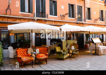 Sitzen in einem Straßencafé, Venedig, Veneto, Italien Stockfoto