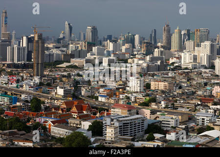 Blick auf das Stadtzentrum durch den Chao Phraya River in Bangkok, Thailand Stockfoto