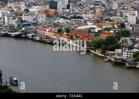 Blick auf das Stadtzentrum durch den Chao Phraya River in Bangkok, Thailand Stockfoto