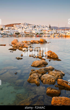 Blick auf den Hafen in Naoussa Dorf auf der Insel Paros, Griechenland Stockfoto