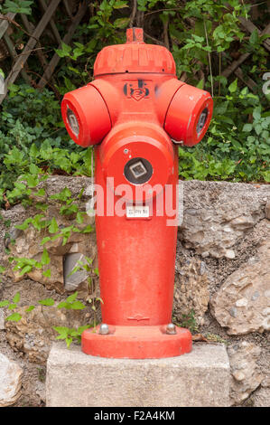 Prominente Red Fire Hydrant in Roquebrune-Cap-Martin in Frankreich Stockfoto