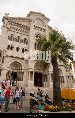 Kathedrale von Monaco mit Touristen neben der Palme, Monaco, Frankreich Stockfoto