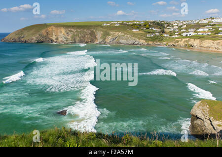 Mawgan Porth Bay North Cornwall mit weißen Wellen und das blaue Meer der englischen Atlantikküste in der Nähe von Newquay an einem Sommertag Stockfoto