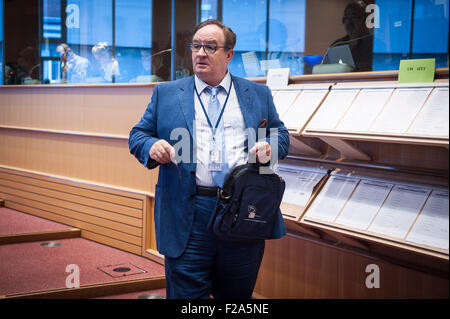Brüssel, Bxl, Belgien. 15. Sep, 2015. Mitglied des Europäischen Parlaments (MdEP) Jacek Saryusz-Wolski beteiligt sich an der mündlichen Verhandlung vom Migrationskrise im Europäischen Parlament Hauptquartier in Brüssel, Belgien auf 15.09.2015 von Wiktor Dabkowski Credit: Wiktor Dabkowski/ZUMA Draht/Alamy Live News Stockfoto