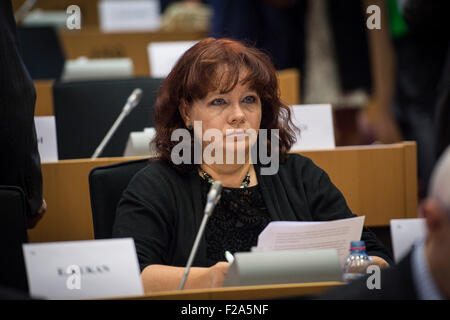 Brüssel, Bxl, Belgien. 15. Sep, 2015. Mitglied des Europäischen Parlaments (MdEP) Barbara Kudrycka beteiligt sich an der mündlichen Verhandlung vom Migrationskrise im Europäischen Parlament Hauptquartier in Brüssel, Belgien auf 15.09.2015 von Wiktor Dabkowski Credit: Wiktor Dabkowski/ZUMA Draht/Alamy Live News Stockfoto