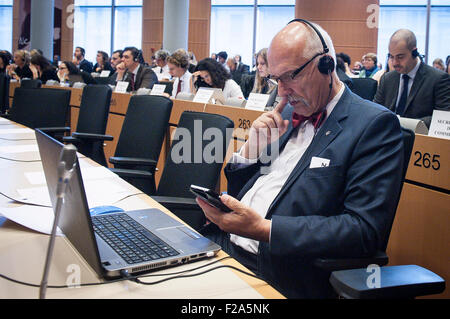 Brüssel, Bxl, Belgien. 15. Sep, 2015. Mitglied des Europäischen Parlaments (MdEP) Janusz Korwin-Mikke beteiligt sich an der mündlichen Verhandlung vom Migrationskrise im Europäischen Parlament Hauptquartier in Brüssel, Belgien auf 15.09.2015 von Wiktor Dabkowski Credit: Wiktor Dabkowski/ZUMA Draht/Alamy Live News Stockfoto