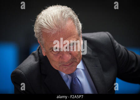 Brüssel, Bxl, Belgien. 15. Sep, 2015. Dimitris Avramopoulos, EU-Kommissar für Migration und Inneres beteiligt sich an der mündlichen Verhandlung vom Migrationskrise im Europäischen Parlament Hauptquartier in Brüssel, Belgien auf 15.09.2015 von Wiktor Dabkowski Credit: Wiktor Dabkowski/ZUMA Draht/Alamy Live News Stockfoto