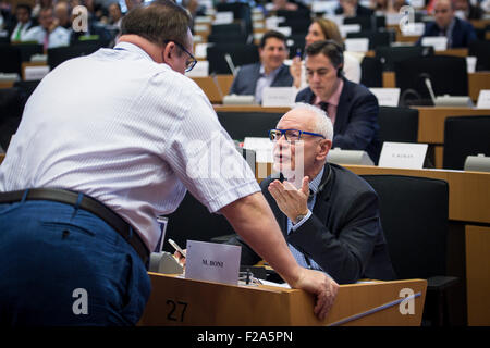 Brüssel, Bxl, Belgien. 15. Sep, 2015. Mitglied des Europäischen Parlaments (MdEP) Jacek Saryusz-Wolski und MEP Michal Boni nehmen Teil in der mündlichen Verhandlung vom Migrationskrise im Europäischen Parlament Hauptquartier in Brüssel, Belgien auf 15.09.2015 von Wiktor Dabkowski Credit: Wiktor Dabkowski/ZUMA Draht/Alamy Live News Stockfoto