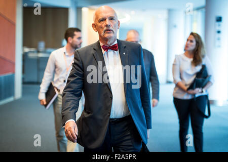 Brüssel, Bxl, Belgien. 15. Sep, 2015. Mitglied des Europäischen Parlaments (MdEP) Janusz Korwin-Mikke kommt für die mündliche Verhandlung auf Migrationskrise im Europäischen Parlament Hauptquartier in Brüssel auf 15.09.2015 von Wiktor Dabkowski Credit: Wiktor Dabkowski/ZUMA Draht/Alamy Live News Stockfoto