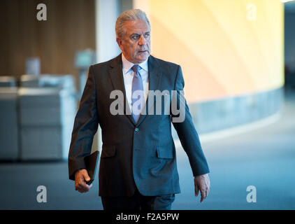 Brüssel, Bxl, Belgien. 15. Sep, 2015. Dimitris Avramopoulos, EU-Kommissar für Migration und Inneres kommt für die mündliche Verhandlung auf Migrationskrise im Europäischen Parlament Hauptquartier in Brüssel auf 15.09.2015 von Wiktor Dabkowski Credit: Wiktor Dabkowski/ZUMA Draht/Alamy Live News Stockfoto