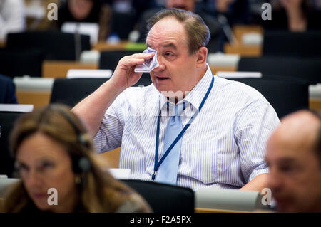 Brüssel, Bxl, Belgien. 15. Sep, 2015. Mitglied des Europäischen Parlaments (MdEP) Jacek Saryusz-Wolski beteiligt sich an der mündlichen Verhandlung vom Migrationskrise im Europäischen Parlament Hauptquartier in Brüssel, Belgien auf 15.09.2015 von Wiktor Dabkowski Credit: Wiktor Dabkowski/ZUMA Draht/Alamy Live News Stockfoto