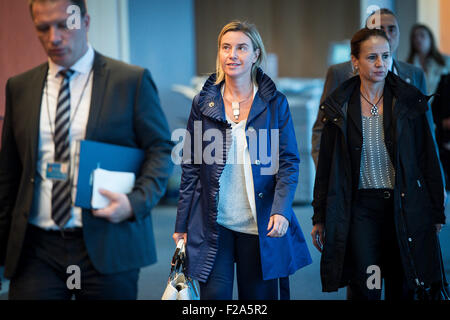 Brüssel, Bxl, Belgien. 15. Sep, 2015. Federica Mogherini EU Hohe Vertreterin für Außen-und Sicherheitspolitik kommt für die mündliche Verhandlung auf Migrationskrise im Europäischen Parlament Hauptquartier in Brüssel auf 15.09.2015 von Wiktor Dabkowski Credit: Wiktor Dabkowski/ZUMA Draht/Alamy Live News Stockfoto