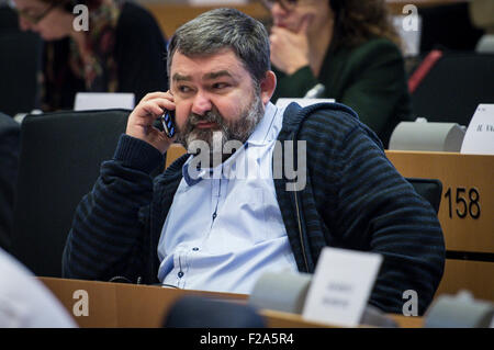 Brüssel, Bxl, Belgien. 15. Sep, 2015. Mitglied des Europäischen Parlaments (MdEP) Karol Karski beteiligt sich an der mündlichen Verhandlung vom Migrationskrise im Europäischen Parlament Hauptquartier in Brüssel, Belgien auf 15.09.2015 von Wiktor Dabkowski Credit: Wiktor Dabkowski/ZUMA Draht/Alamy Live News Stockfoto